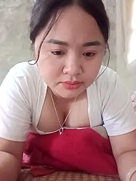 Snapshot of Bee-bgolden chatting on 11-12-25, 02:12 Bee-bgolden online show from 11-12-25, 02:12