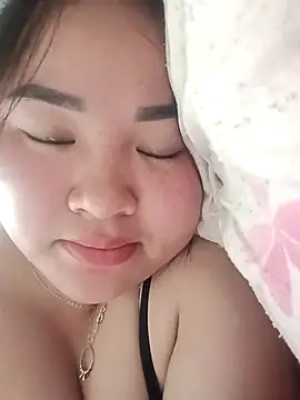 Snapshot of Bee-bgolden chatting on 11-13-25, 05:06 Bee-bgolden online show from 11-13-25, 05:06