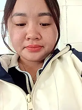 Snapshot of Bee-bgolden chatting on 11-15-25, 01:03 Bee-bgolden online show from 11-15-25, 01:03