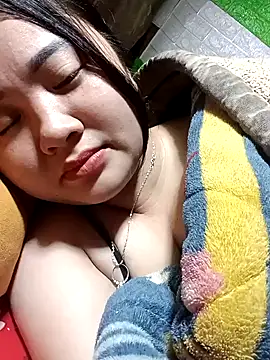 Snapshot of Bee-bgolden chatting on 11-19-25, 01:49 Bee-bgolden online show from 11-19-25, 01:49