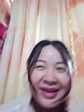 Snapshot of Bee-bgolden chatting on 11-25-25, 03:06 Bee-bgolden online show from 11-25-25, 03:06