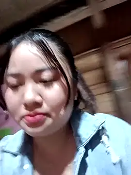 Snapshot of Bee-bgolden chatting on 11-30-25, 10:14 Bee-bgolden online show from 11-30-25, 10:14