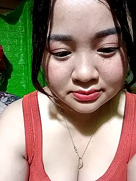 Snapshot of Bee-bgolden chatting on 12-05-25, 11:41 Bee-bgolden online show from 12-05-25, 11:41