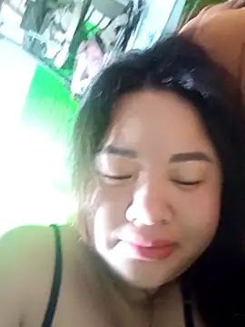 Snapshot of Bee-bgolden chatting on 12-14-25, 11:42 Bee-bgolden online show from 12-14-25, 11:42