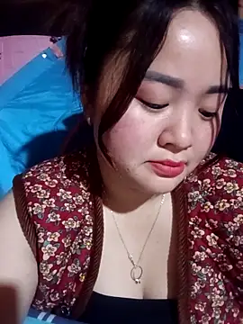 Snapshot of Bee-bgolden chatting on 12-15-25, 12:20 Bee-bgolden online show from 12-15-25, 12:20