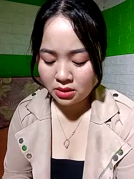 Snapshot of Bee-bgolden chatting on 12-16-25, 01:10 Bee-bgolden online show from 12-16-25, 01:10