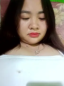 Snapshot of Bee-bgolden chatting on 12-17-25, 03:18 Bee-bgolden online show from 12-17-25, 03:18