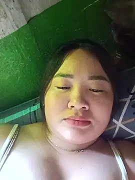 Snapshot of Bee-bgolden chatting on 12-18-25, 05:35 Bee-bgolden online show from 12-18-25, 05:35