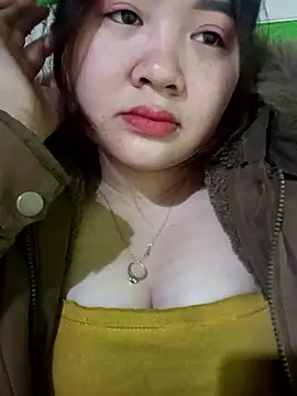 Snapshot of Bee-bgolden chatting on 12-19-25, 01:23 Bee-bgolden online show from 12-19-25, 01:23