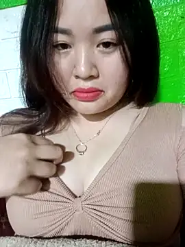 Snapshot of Bee-bgolden chatting on 12-19-25, 02:24 Bee-bgolden online show from 12-19-25, 02:24