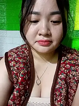 Snapshot of Bee-bgolden chatting on 12-20-25, 02:40 Bee-bgolden online show from 12-20-25, 02:40