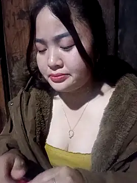 Snapshot of Bee-bgolden chatting on 12-20-25, 03:30 Bee-bgolden online show from 12-20-25, 03:30