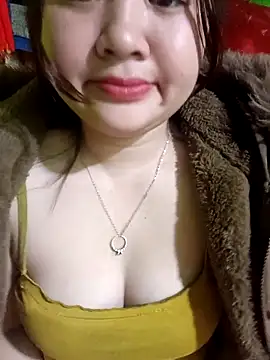 Snapshot of Bee-bgolden chatting on 12-21-25, 03:35 Bee-bgolden online show from 12-21-25, 03:35