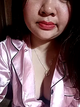 Snapshot of Bee-bgolden chatting on 01-12-26, 12:49 Bee-bgolden online show from 01-12-26, 12:49