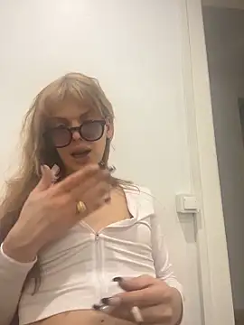 Snapshot of zowi101 chatting on 03-25-26, 06:03 zowi101 online show from 03-25-26, 06:03