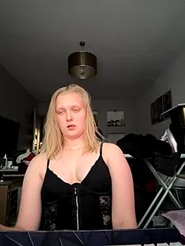 hotgoodgirll online show from 11-18-25, 02:43