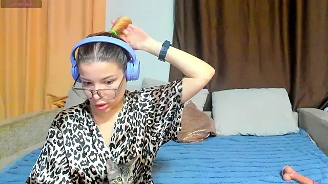 Eva purrr  online show from 11-30-25, 01:09