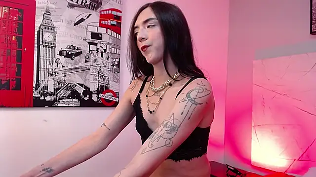 LAURALUXE online show from 11-18-25, 01:04