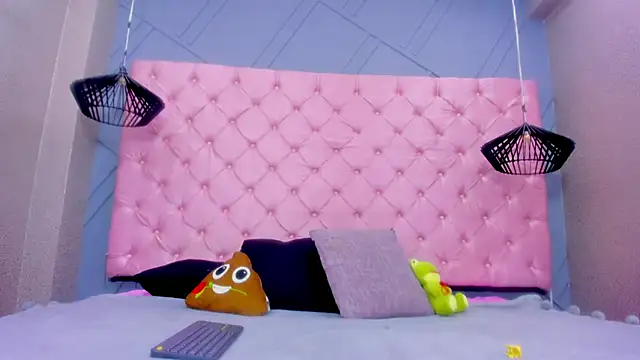 Mia Horney online show from 11-28-25, 02:09