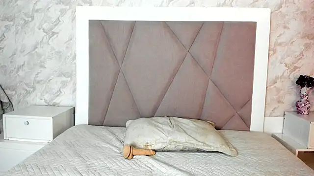 Snapshot of Madhison_5 chatting on 12-22-25, 08:28 Madhison 5 online show from 12-22-25, 08:28