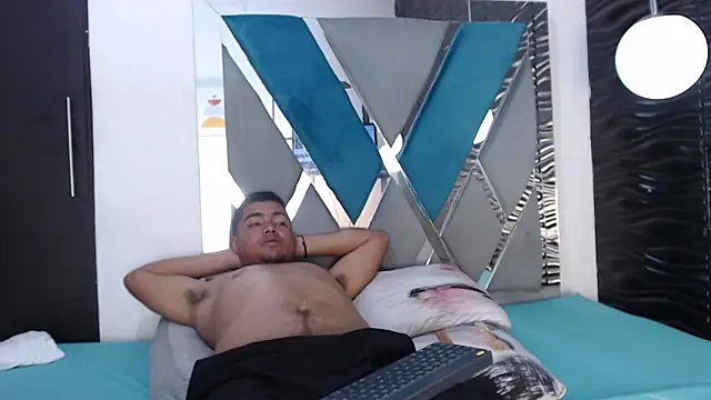 Naty And Maxx online show from 12-13-25, 07:53