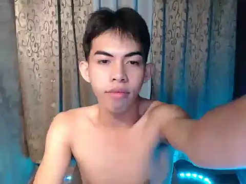 Snapshot of Urhotsilverboy chatting on 12-05-25, 03:48 Urhotsilverboy online show from 12-05-25, 03:48