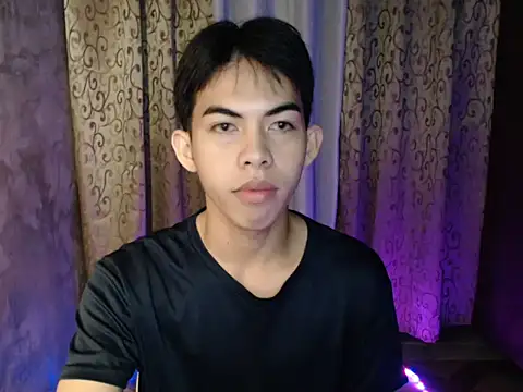 Snapshot of Urhotsilverboy chatting on 12-18-25, 03:56 Urhotsilverboy online show from 12-18-25, 03:56