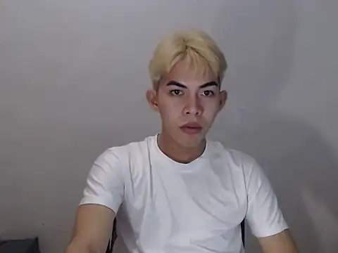 Snapshot of Urhotsilverboy chatting on 05-22-26, 04:23 Urhotsilverboy online show from 05-22-26, 04:23
