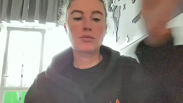 Snapshot of Ameli8 chatting on 11-11-25, 10:37 Ameli8 online show from 11-11-25, 10:37