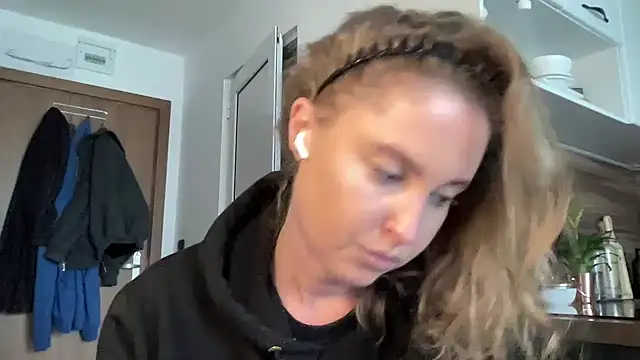 Snapshot of Ameli8 chatting on 02-12-26, 01:06 Ameli8 online show from 02-12-26, 01:06