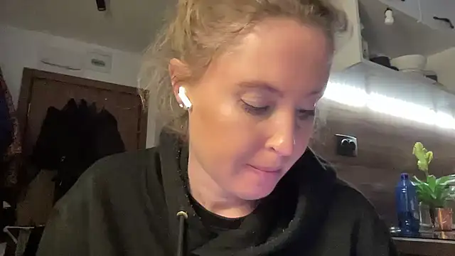 Snapshot of Ameli8 chatting on 02-14-26, 04:59 Ameli8 online show from 02-14-26, 04:59