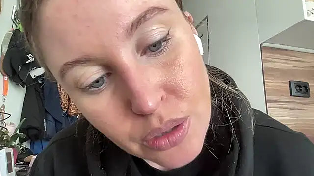 Snapshot of Ameli8 chatting on 02-19-26, 12:34 Ameli8 online show from 02-19-26, 12:34