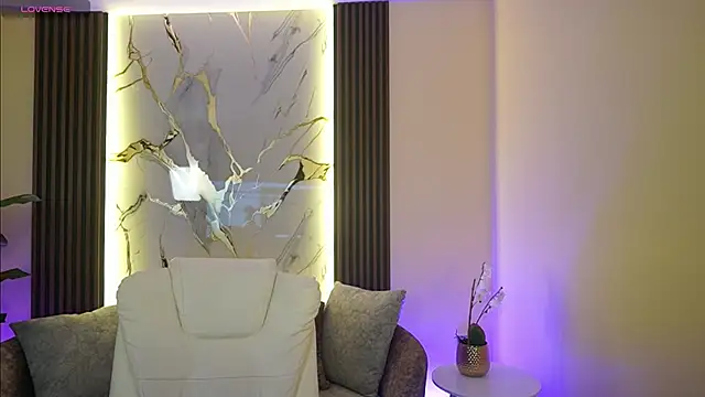 Snapshot of TessaaFox chatting on 12-18-25, 12:11 TessaaFox online show from 12-18-25, 12:11