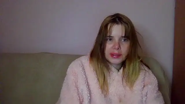 Snapshot of HornyElena chatting on 11-19-25, 06:52 HornyElena online show from 11-19-25, 06:52