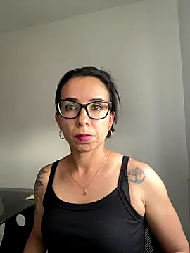 Snapshot of Vicky_ro chatting on 11-18-25, 09:41 Vicky ro online show from 11-18-25, 09:41