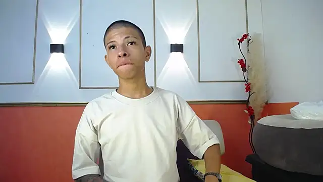 Snapshot of Tessachains_2_ chatting on 11-26-25, 02:45 Tessachains 2 online show from 11-26-25, 02:45