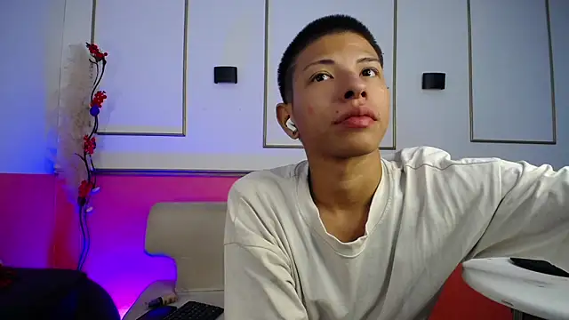 Snapshot of Tessachains_2_ chatting on 12-17-25, 03:34 Tessachains 2 online show from 12-17-25, 03:34