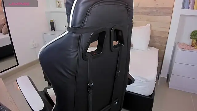 coral rosse  online show from 12-22-25, 02:30