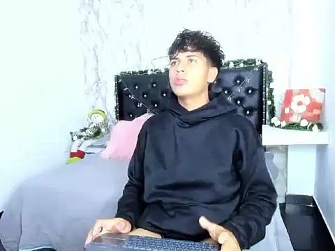 Valentino Lane online show from 12-16-25, 02:16