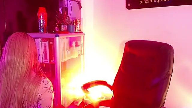 Snapshot of mistressparty chatting on 11-17-25, 07:14 mistressparty online show from 11-17-25, 07:14