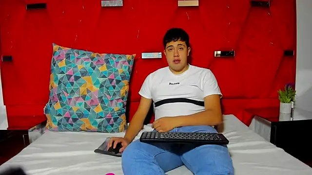 Snapshot of Emmaanddarling chatting on 12-18-25, 02:12 Emmaanddarling online show from 12-18-25, 02:12