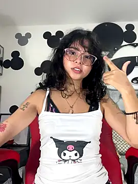 Snapshot of _vaiolet_owo chatting on 11-10-25, 06:56 vaiolet owo online show from 11-10-25, 06:56