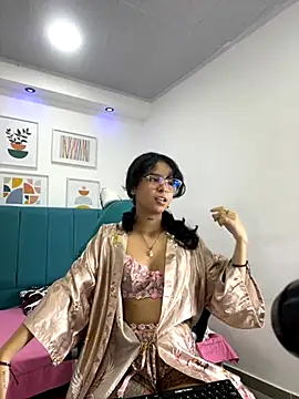 Snapshot of _vaiolet_owo chatting on 11-15-25, 05:38 vaiolet owo online show from 11-15-25, 05:38