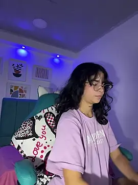 Snapshot of _vaiolet_owo chatting on 11-16-25, 07:03 vaiolet owo online show from 11-16-25, 07:03