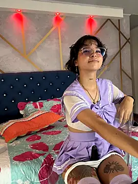 Snapshot of _vaiolet_owo chatting on 11-30-25, 05:39 vaiolet owo online show from 11-30-25, 05:39