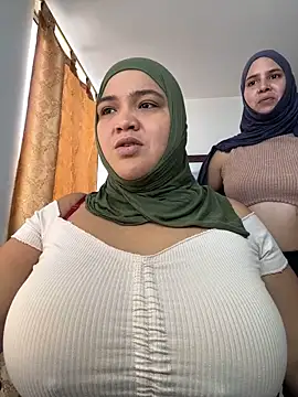 Snapshot of sweetmuslim01 chatting on 10-17-25, 04:31 sweetmuslim01 online show from 10-17-25, 04:31