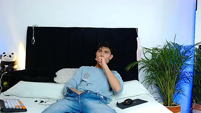 thomasbennett  online show from 11-06-25, 11:04