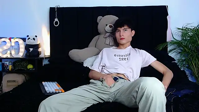 thomasbennett  online show from 11-07-25, 06:08