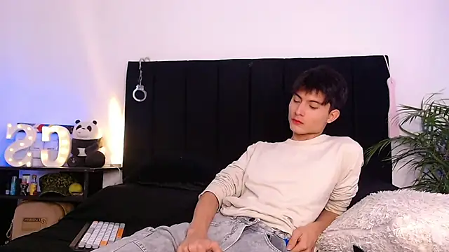 thomasbennett  online show from 11-08-25, 11:54