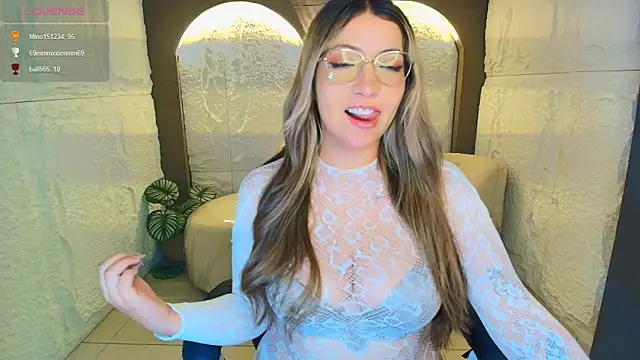 Snapshot of isabella__r chatting on 06-11-26, 12:43 isabella r online show from 06-11-26, 12:43